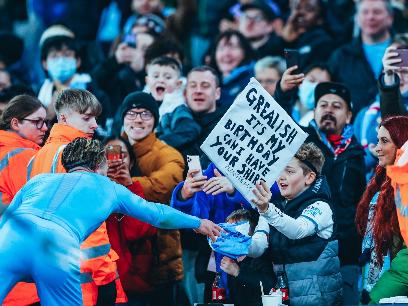 很多球迷翘 很多球迷翘